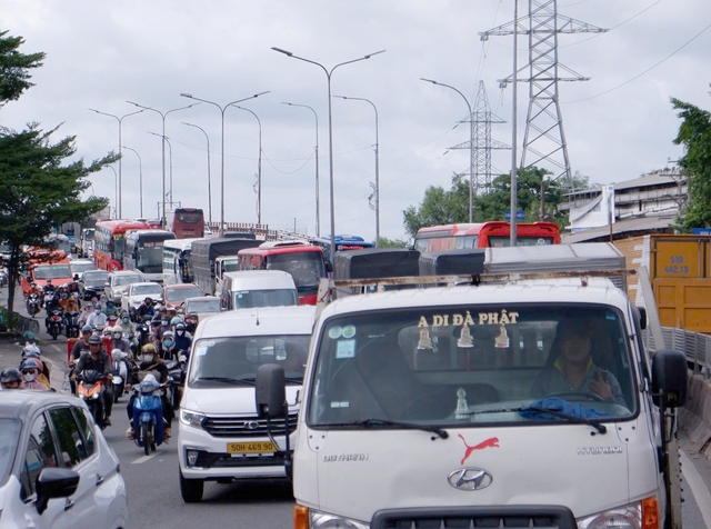 Người dân hối hả quay trở lại sau kỳ nghỉ lễ, giao thông cửa ngõ TP. HCM ùn tắc - Ảnh 6.