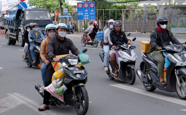 Người dân hối hả quay trở lại sau kỳ nghỉ lễ, giao thông cửa ngõ TP. HCM ùn tắc - Ảnh 3.