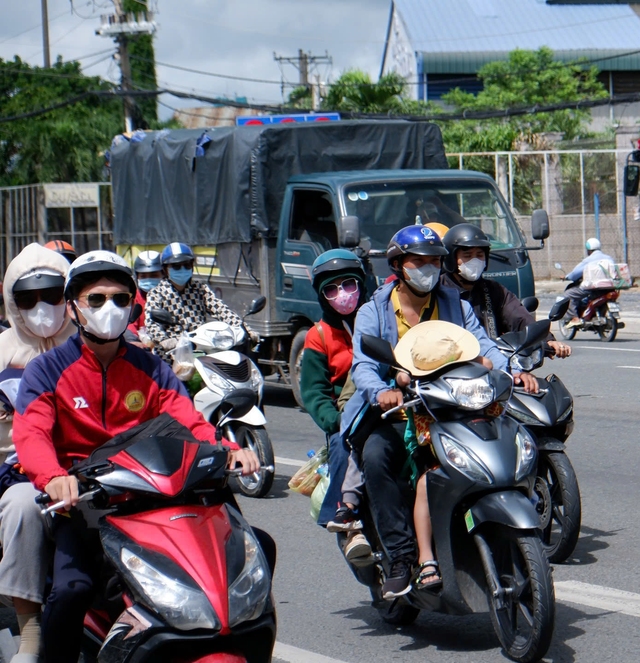 Người dân hối hả quay trở lại sau kỳ nghỉ lễ, giao thông cửa ngõ TP. HCM ùn tắc - Ảnh 4.