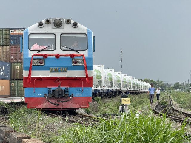 Chuyến tàu vận chuyển khí đầu tiên bằng đường sắt từ Nam ra Bắc - Ảnh 1.