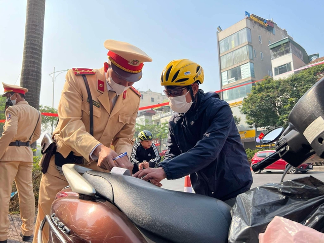 Video phạt người đàn ông đi xe đạp vi phạm nồng độ cồn, có trường hợp gấp đôi mức kịch khung- Ảnh 2.