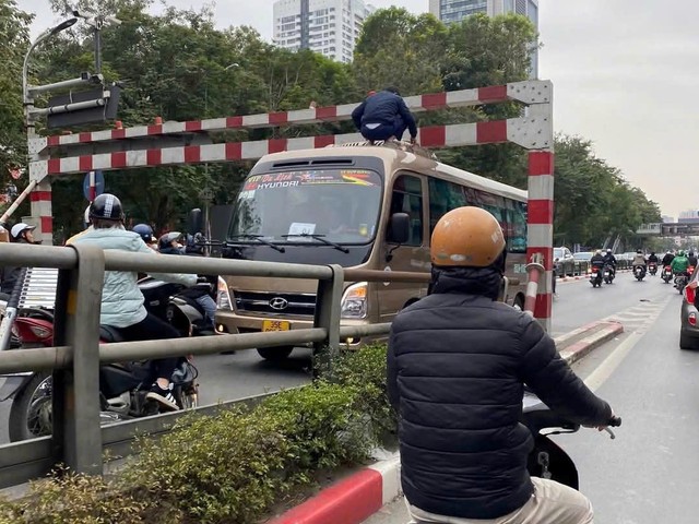 Hà Nội: Phạt tiền, trừ điểm GPLX tài xế khách "mắc kẹt" trên cầu vượt Tây Sơn - Ảnh 1.