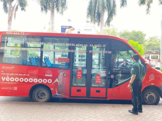 Điểm đón xe buýt trung chuyển hành khách tại sân bay Tân Sơn Nhất- Ảnh 1.