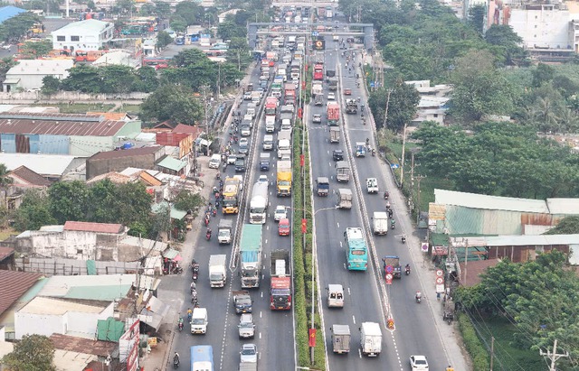 Các cửa ngõ TP. HCM chật kín xe ngày đầu nghỉ Tết Nguyên đán - Ảnh 4.