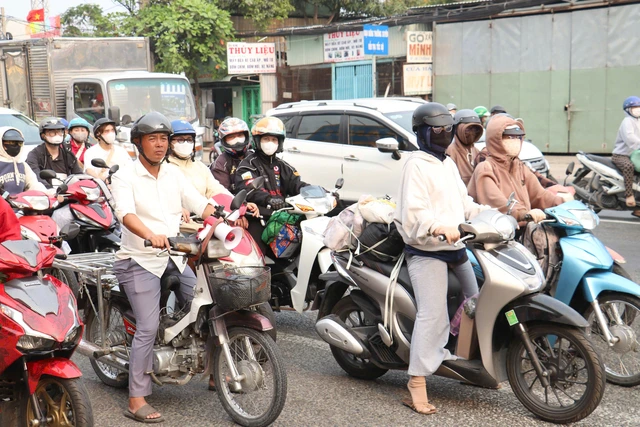 Các cửa ngõ TP. HCM chật kín xe ngày đầu nghỉ Tết Nguyên đán - Ảnh 2.