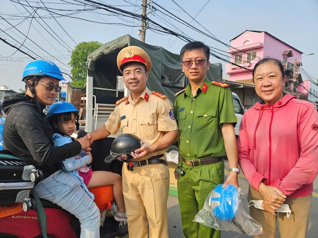 Các cửa ngõ TP. HCM chật kín xe ngày đầu nghỉ Tết Nguyên đán - Ảnh 6.