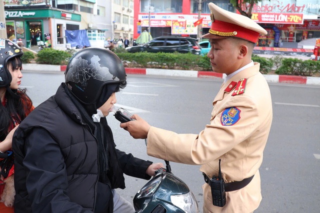 CSGT toàn quốc xử lý gần 40 nghìn trường hợp vi phạm giao thông trong 6 ngày nghỉ Tết- Ảnh 1.