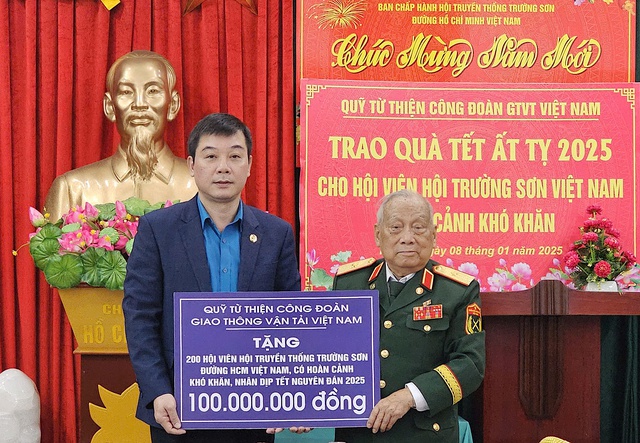 Công đoàn GTVT tặng các cựu chiến binh Trường Sơn, thanh niên xung phong 300 triệu đồng quà Tết - Ảnh 1.