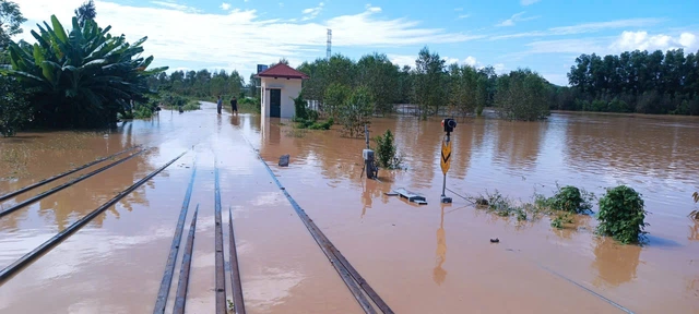 Video: Tuyến đường sắt Đông Anh – Quán Triều vẫn bị cô lập, nước chảy xiết cuốn trôi nền đường ray - Ảnh 3.