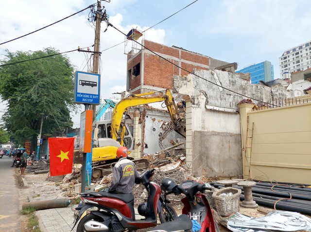 Người dân TPHCM bàn giao mặt bằng mở rộng cầu đường 3.724 tỉ đồng - Ảnh 2.