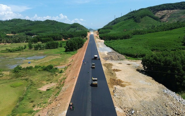 Khẩn trương đảm bảo tiến độ hai cao tốc Hoài Nhơn - Quy Nhơn, Quy Nhơn - Chí Thạnh - Ảnh 1.