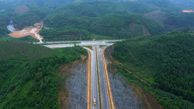 Bộ Xây dựng chỉ đạo đẩy nhanh tiến độ hai dự án QL32C và QL37 qua Lào Cai - Ảnh 1.