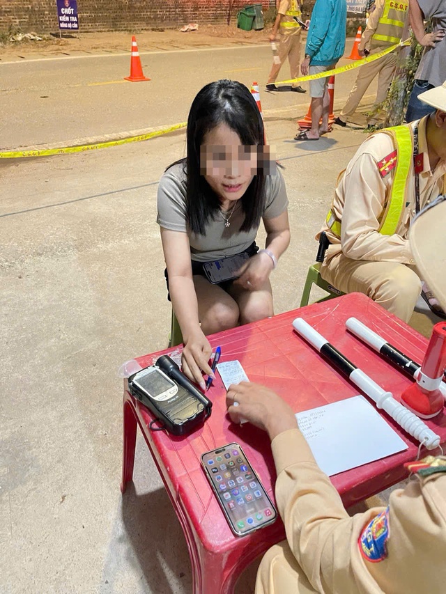 CSGT xử lý lập biên bản 6 nữ tài xế vi phạm nồng độ cồn - Ảnh 1.