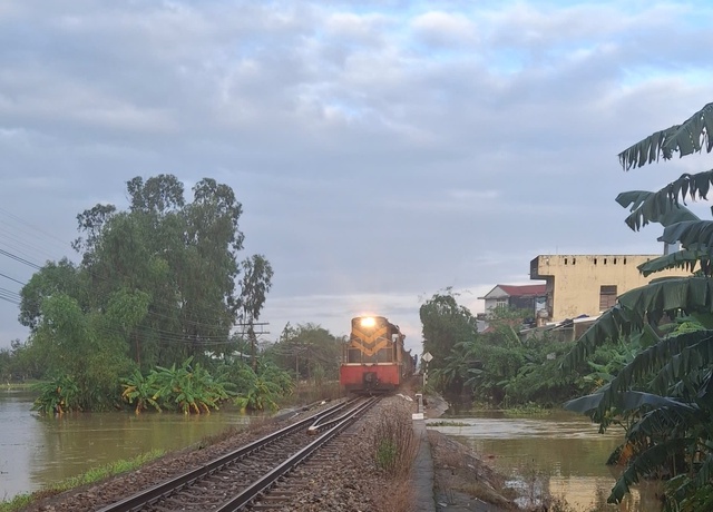 Thông tuyến đường sắt Bắc - Nam qua TP Huế- Ảnh 2. Thông tuyến đường sắt Bắc - Nam qua TP Huế- Ảnh 2.