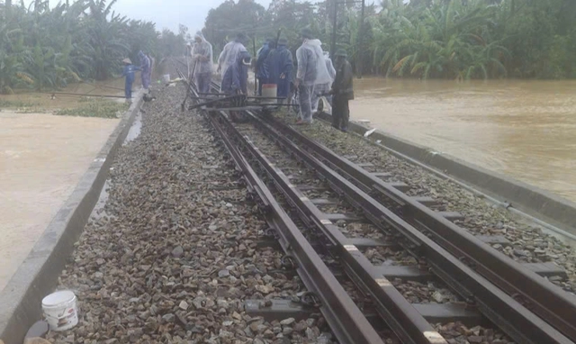 Thông tuyến đường sắt Bắc - Nam qua TP Huế- Ảnh 1. Thông tuyến đường sắt Bắc - Nam qua TP Huế- Ảnh 1.