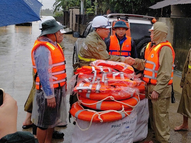 Lực lượng hàng hải hỗ trợ trang thiết bị và nhân lực ứng phó đợt mưa lũ tại Đà Nẵng - Ảnh 1.