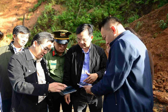 Lâm Đồng khẩn trương khắc phục vụ sạt lở nghiêm trọng trên Đèo D’ran- Ảnh 1. Lâm Đồng khẩn trương khắc phục vụ sạt lở nghiêm trọng trên Đèo D’ran- Ảnh 1.