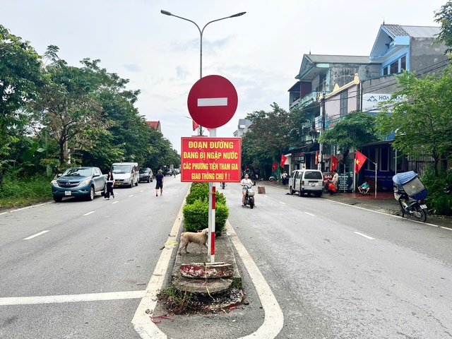 Lạng Sơn: Nước dâng cao, QL4A bị tắc- Ảnh 1.