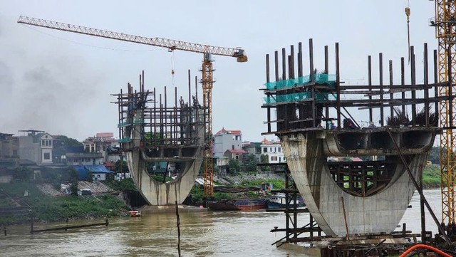 Nguy cơ tạm dừng dự án cầu đường bộ Đuống vì thiếu mặt bằng - Ảnh 1.