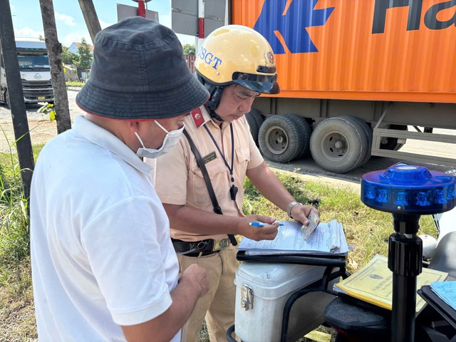 TP.HCM tăng cường xử phạt xe quá khổ, quá tải - Ảnh 3.