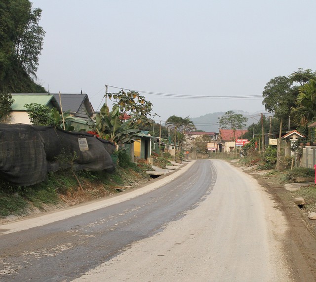 Đẩy nhanh tiến độ dự án tăng cường hệ thống ATGT trên QL70B - Ảnh 2.