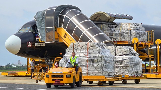 Tạo điều kiện thuận lợi cho 3 chuyến bay từ Malaysia chở hàng hóa hỗ trợ Đà Nẵng - Ảnh 1.