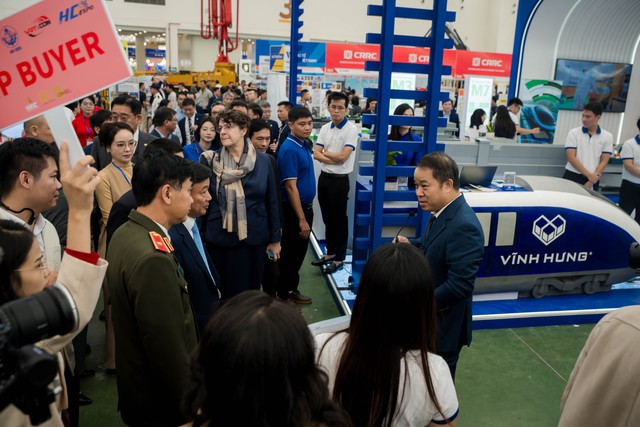 Vĩnh Hưng bắt tay hai "ông lớn" ngành đường sắt châu Âu - Ảnh 2.