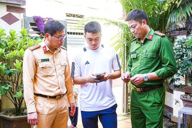 Hà Nội: Hơn 30 nghìn dữ liệu phương tiện và GPLX được người dân gửi lên ứng dụng iHanoi sau 2 ngày triển khai - Ảnh 1.