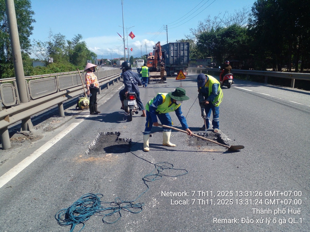 Khẩn trương sửa chữa QL1 đoạn qua TP Huế - Ảnh 2.