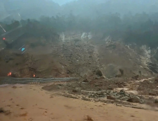 Nhiều tuyến đường đèo tại khu vực miền Trung Tây Nguyên xảy ra sạt lở nghiêm trọng- Ảnh 1. Nhiều tuyến đường đèo tại khu vực miền Trung Tây Nguyên xảy ra sạt lở nghiêm trọng- Ảnh 1.