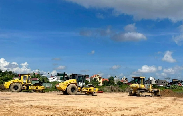Hải Phòng phấn đấu hoàn thành GPMB tuyến đường sắt Lào Cai - Hà Nội - Hải Phòng trong năm 2025- Ảnh 4. Hải Phòng phấn đấu hoàn thành GPMB tuyến đường sắt Lào Cai - Hà Nội - Hải Phòng trong năm 2025- Ảnh 4.