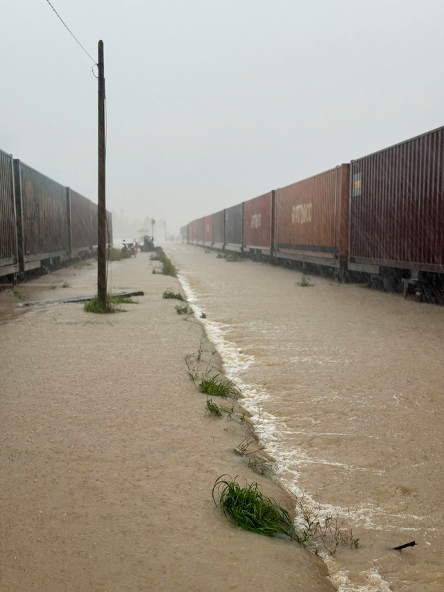 Ngừng chạy nhiều đoàn tàu do mưa lũ- Ảnh 3. Ngừng chạy nhiều đoàn tàu do mưa lũ- Ảnh 3.