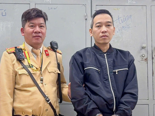 CSGT Hà Nội phối hợp người dân khống chế đối tượng cướp xe máy của nữ sinh- Ảnh 1. CSGT Hà Nội phối hợp người dân khống chế đối tượng cướp xe máy của nữ sinh- Ảnh 1.