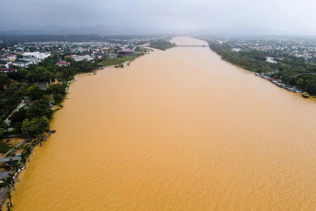 Lũ trên sông Hương vẫn mức báo động, duy trì lệnh cấm phương tiện thủy - Ảnh 1.