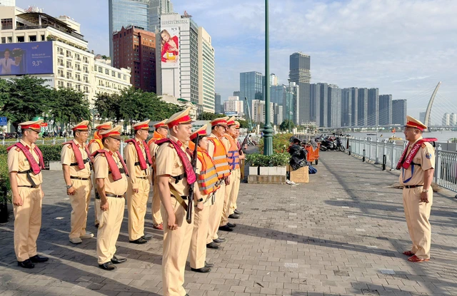 CSGT TP.HCM tăng cường xử lý vi phạm nồng độ cồn thuyền viên và tài xế container dừng, đỗ sai quy định - Ảnh 1.