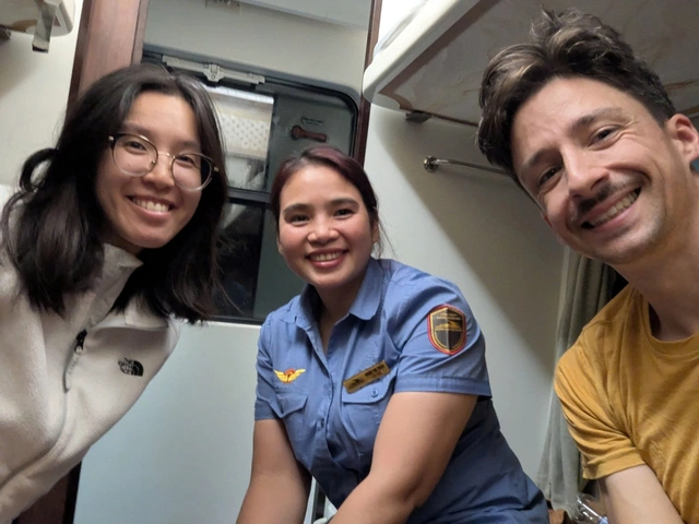 Tiếp viên đường sắt giải cứu khách Tây giữa cơn lũ lịch sử ở Khánh Hòa- Ảnh 1. Tiếp viên đường sắt giải cứu khách Tây giữa cơn lũ lịch sử ở Khánh Hòa- Ảnh 1.