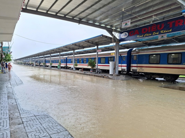 Mưa lũ Nam Trung Bộ gây thiệt hại lớn cho hoạt động vận tải đường sắt- Ảnh 1.