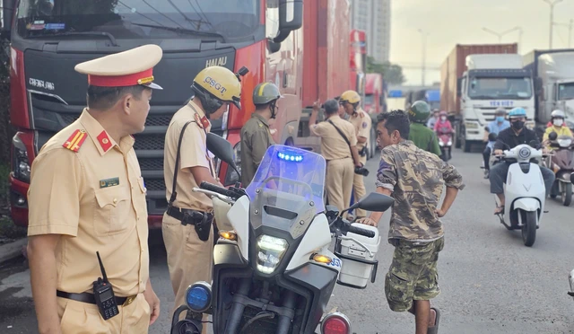 CSGT TP.HCM tăng cường xử lý vi phạm nồng độ cồn thuyền viên và tài xế container dừng, đỗ sai quy định - Ảnh 3.