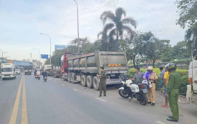 CSGT TP.HCM tăng cường xử lý vi phạm nồng độ cồn thuyền viên và tài xế container dừng, đỗ sai quy định - Ảnh 4.