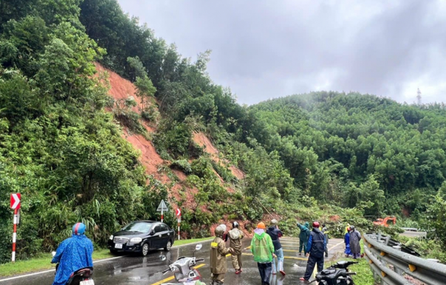 Đắk Lắk tạm dừng các phương tiện lưu thông qua Đèo Phượng Hoàng do sạt lở- Ảnh 1. Đắk Lắk tạm dừng các phương tiện lưu thông qua Đèo Phượng Hoàng do sạt lở- Ảnh 1.