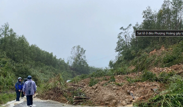Đắk Lắk tạm dừng các phương tiện lưu thông qua Đèo Phượng Hoàng do sạt lở- Ảnh 2. Đắk Lắk tạm dừng các phương tiện lưu thông qua Đèo Phượng Hoàng do sạt lở- Ảnh 2.