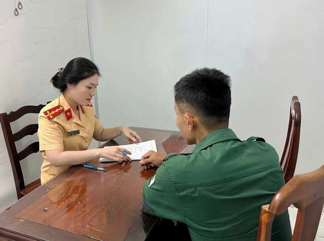 Người dân quay video phản ảnh, CSGT TP.HCM xử phạt tài xế xe khách 5 triệu đồng vì chạy vào làn đường cấm - Ảnh 2.