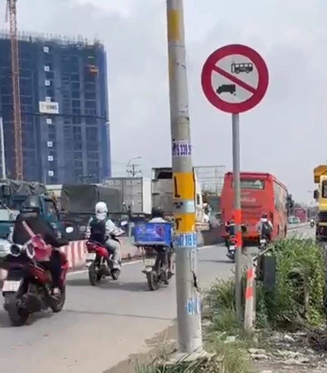 Người dân quay video phản ảnh, CSGT TP.HCM xử phạt tài xế xe khách 5 triệu đồng vì chạy vào làn đường cấm - Ảnh 1.