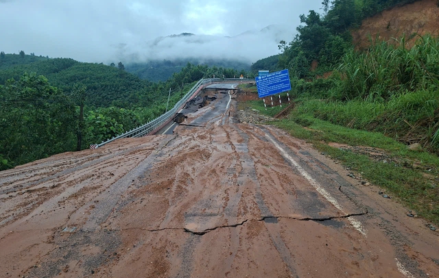 Khánh Hoà: Đèo Khánh Lê tiếp tục xuất hiện điểm đứt gãy mới sau mưa lũ- Ảnh 1.