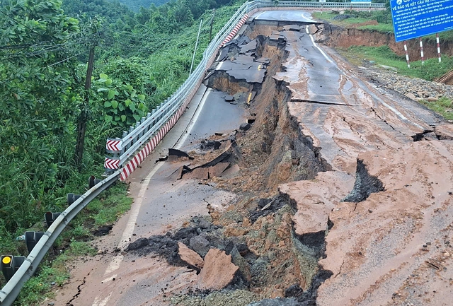 Khánh Hoà: Đèo Khánh Lê tiếp tục xuất hiện điểm đứt gãy mới sau mưa lũ- Ảnh 2.