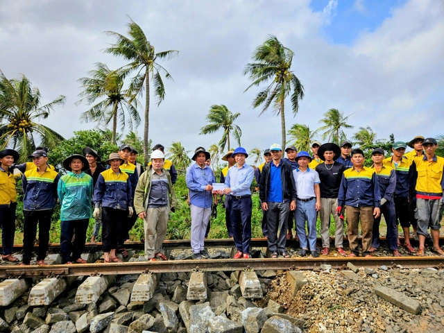 Ngừng chạy 9 đoàn tàu khách qua Nam Trung Bộ- Ảnh 3.