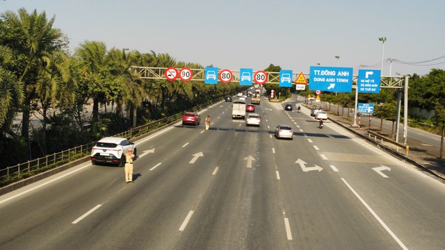 CSGT Hà Nội tuyên truyền lái xe trong ngày đầu phân làn đường Võ Nguyên Giáp - Ảnh 1.