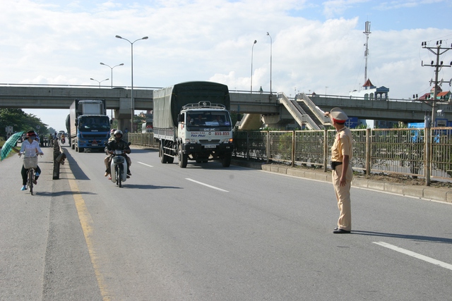 Rà soát hệ thống biển báo trên QL5 - Ảnh 2.