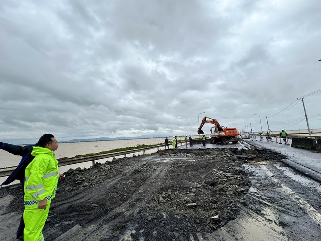 Hỗ trợ địa phương khắc phục hậu quả mưa lũ tại Trung Bộ - Ảnh 1.