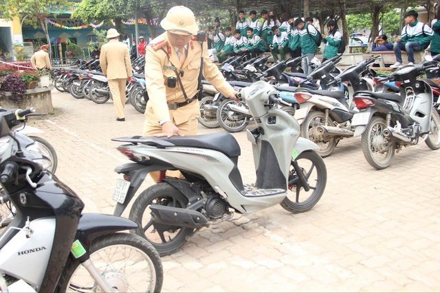 Một ngày CSGT toàn quốc lập biên bản xử lý gần 2 nghìn học sinh vi phạm giao thông - Ảnh 2.